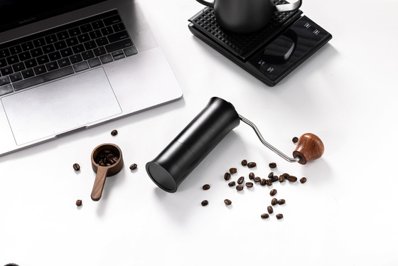 Kleiner Draagbaar Burr Plastic Outdoor Coffee Grinder met Okkernoothandvat