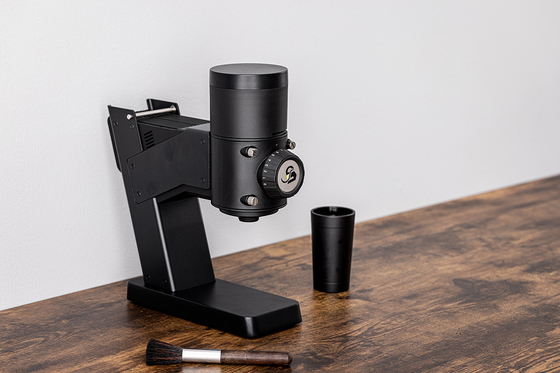 In openlucht giet de Navulbare Koffie Bean Grinder BG58 over Koffiemolen