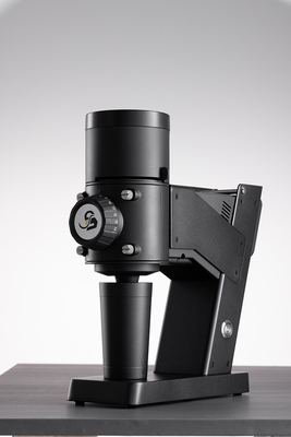 In openlucht giet de Navulbare Koffie Bean Grinder BG58 over Koffiemolen