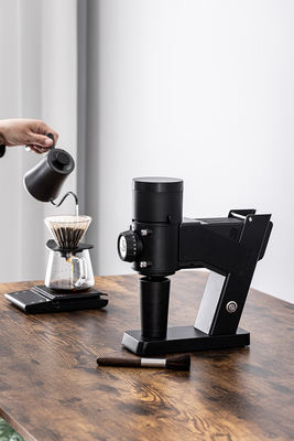 In openlucht giet de Navulbare Koffie Bean Grinder BG58 over Koffiemolen