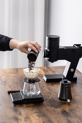 In openlucht giet de Navulbare Koffie Bean Grinder BG58 over Koffiemolen